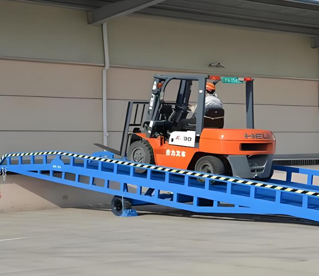 呼玛移动式卸货平台（叉车用）